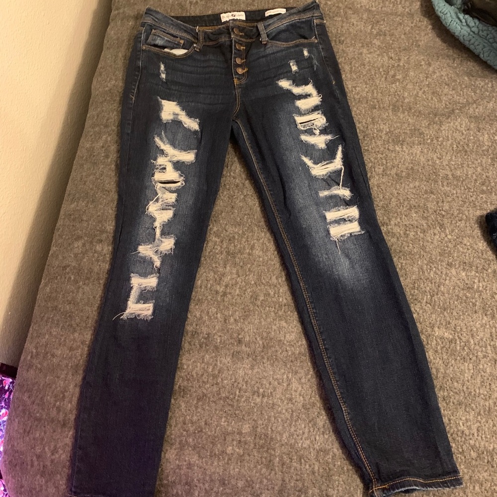 RIPPED JEANS